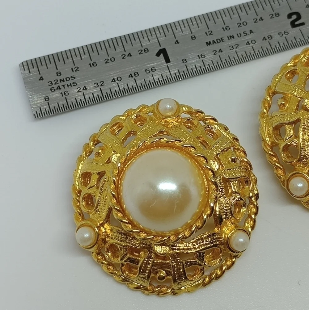 * vintage Ivana Trump gold tone faux pearl clip on earrings